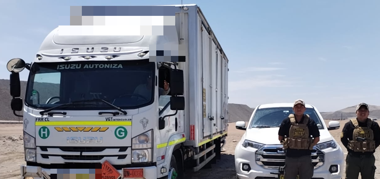Furgón de explosivos con camioneta de resguardo